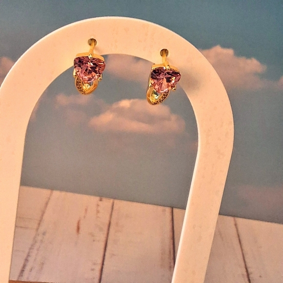 💥 Pretty Bird Sweetheart Huggie Earrings – Gold-Plated with Pink Crystal Charm - Picture 3 of 8